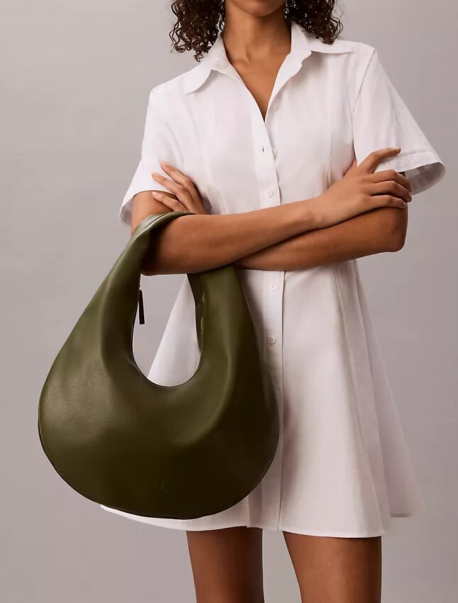 Schultertasche in Halbmondform mit Kieselstruktur Schultertasche in Halbmondform mit Kieselstruktur