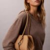 Schultertasche mit Emblem-Logo Schultertasche mit Emblem-Logo