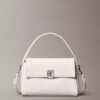 Schultertasche mit Emblem-Logo und Pebble-Muster Schultertasche mit Emblem-Logo und Pebble-Muster