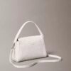 Schultertasche mit Emblem-Logo und Pebble-Muster Schultertasche mit Emblem-Logo und Pebble-Muster