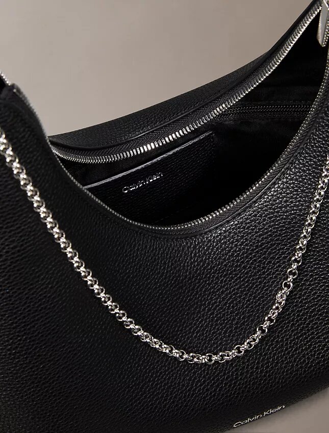 Schultertasche mit Emblem-Logo und Pebble-Muster Schultertasche mit Emblem-Logo und Pebble-Muster