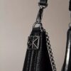 Schultertasche mit Emblem-Logo und Pebble-Muster Schultertasche mit Emblem-Logo und Pebble-Muster