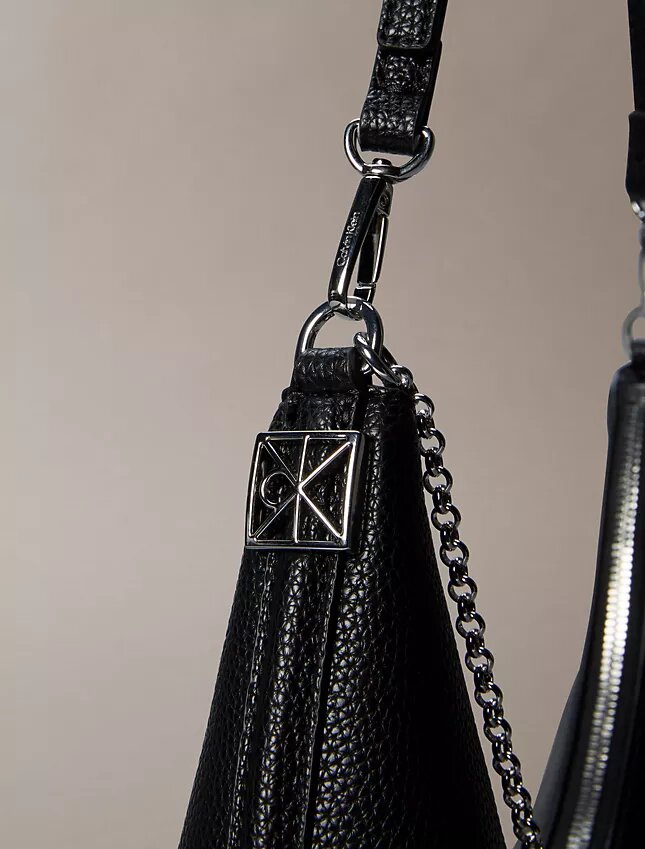Schultertasche mit Emblem-Logo und Pebble-Muster Schultertasche mit Emblem-Logo und Pebble-Muster