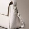Schultertasche mit Emblem-Logo und Pebble-Muster Schultertasche mit Emblem-Logo und Pebble-Muster