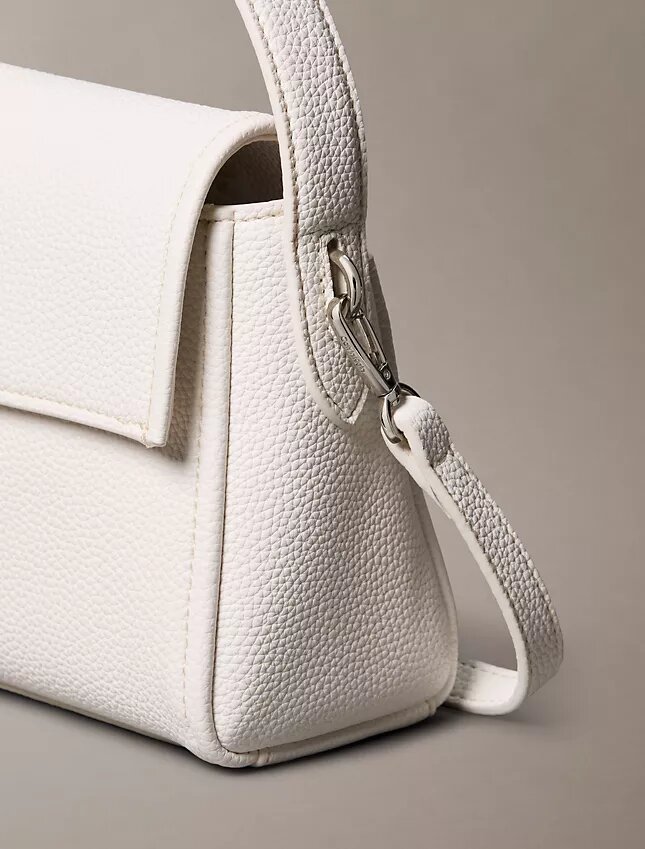 Schultertasche mit Emblem-Logo und Pebble-Muster Schultertasche mit Emblem-Logo und Pebble-Muster