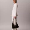Schultertasche mit Emblem-Logo und Pebble-Muster Schultertasche mit Emblem-Logo und Pebble-Muster