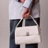Schultertasche mit Emblem-Logo und Pebble-Muster Schultertasche mit Emblem-Logo und Pebble-Muster