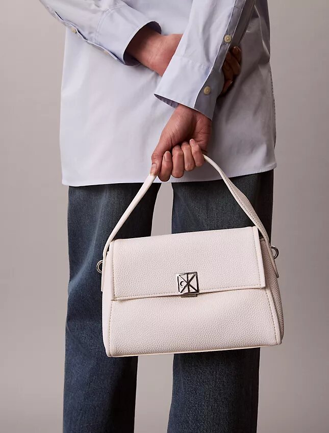 Schultertasche mit Emblem-Logo und Pebble-Muster Schultertasche mit Emblem-Logo und Pebble-Muster