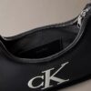 Schultertasche mit geprägtem Monogram Schultertasche mit geprägtem Monogram