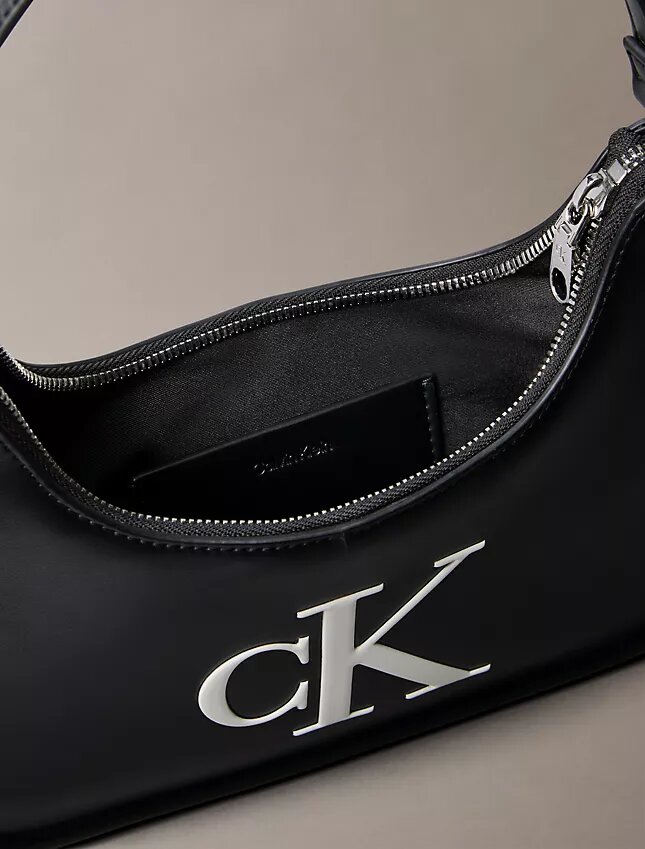 Schultertasche mit geprägtem Monogram Schultertasche mit geprägtem Monogram