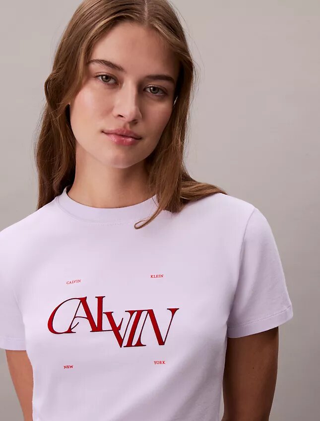 Slim-Fit-T-Shirt mit geteiltem Logo-Print Slim-Fit-T-Shirt mit geteiltem Logo-Print