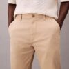 Standard-Chino-Hose mit geradem Schnitt Standard-Chino-Hose mit geradem Schnitt