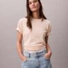 Standard-Logo-T-Shirt mit geradem Schnitt und Rundhalsausschnitt Standard-Logo-T-Shirt mit geradem Schnitt und Rundhalsausschnitt