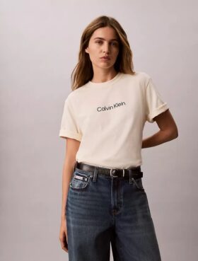 Standard-Logo-T-Shirt mit geradem Schnitt und Rundhalsausschnitt Standard-Logo-T-Shirt mit geradem Schnitt und Rundhalsausschnitt