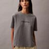 Standard-Logo-T-Shirt mit geradem Schnitt und Rundhalsausschnitt Standard-Logo-T-Shirt mit geradem Schnitt und Rundhalsausschnitt