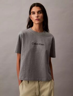Standard-Logo-T-Shirt mit geradem Schnitt und Rundhalsausschnitt Standard-Logo-T-Shirt mit geradem Schnitt und Rundhalsausschnitt