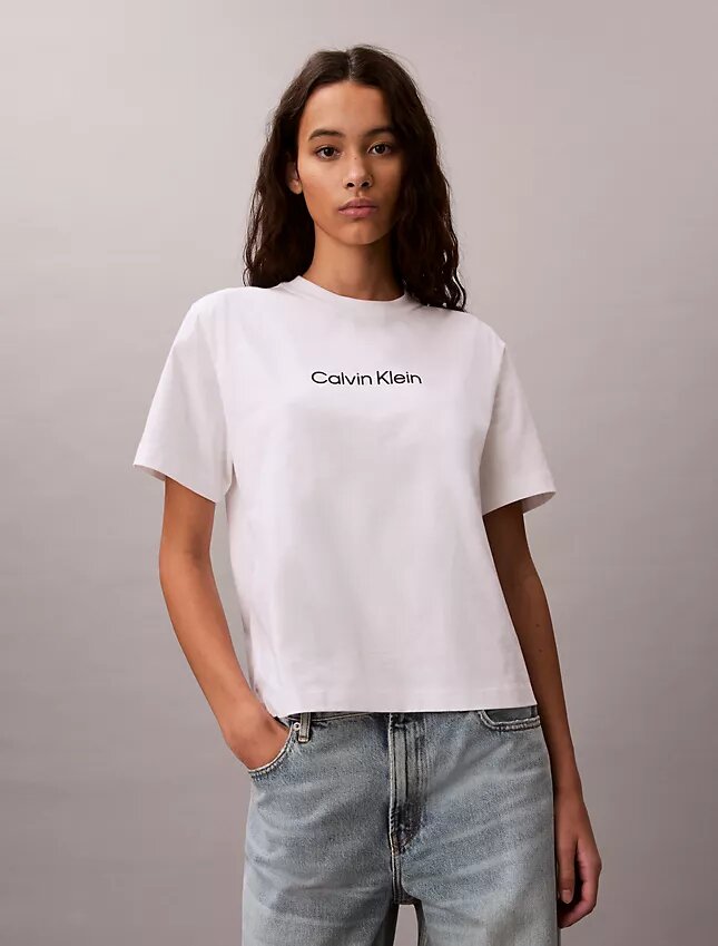 Standard-Logo-T-Shirt mit geradem Schnitt und Rundhalsausschnitt Standard-Logo-T-Shirt mit geradem Schnitt und Rundhalsausschnitt