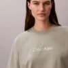 Standard-Logo-T-Shirt mit geradem Schnitt und Rundhalsausschnitt Standard-Logo-T-Shirt mit geradem Schnitt und Rundhalsausschnitt