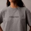 Standard-Logo-T-Shirt mit geradem Schnitt und Rundhalsausschnitt Standard-Logo-T-Shirt mit geradem Schnitt und Rundhalsausschnitt