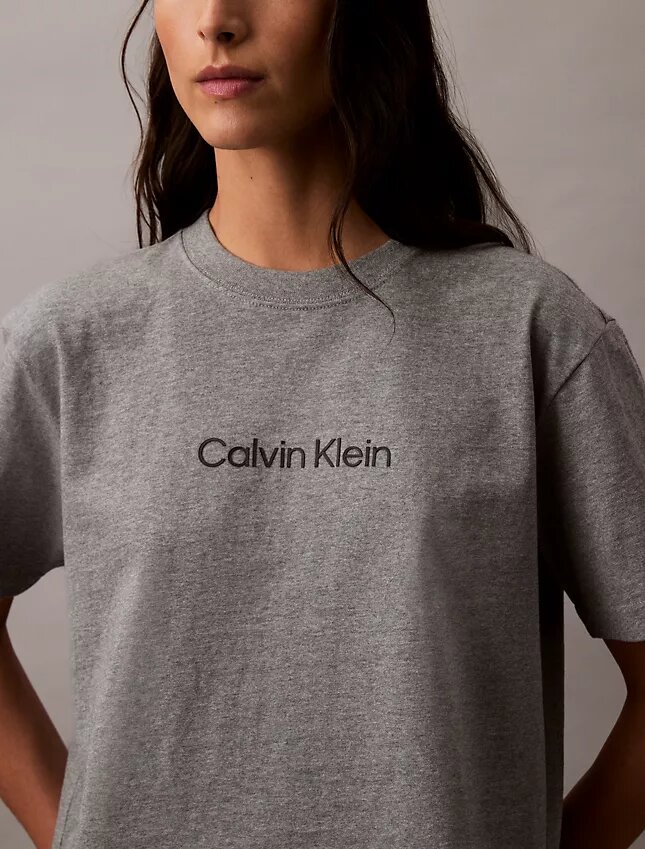 Standard-Logo-T-Shirt mit geradem Schnitt und Rundhalsausschnitt Standard-Logo-T-Shirt mit geradem Schnitt und Rundhalsausschnitt