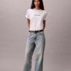 Standard-Logo-T-Shirt mit geradem Schnitt und Rundhalsausschnitt Standard-Logo-T-Shirt mit geradem Schnitt und Rundhalsausschnitt