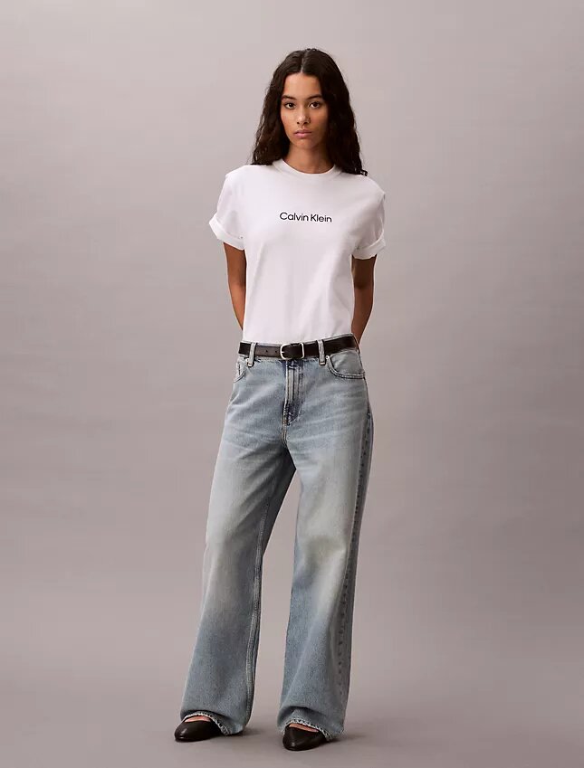 Standard-Logo-T-Shirt mit geradem Schnitt und Rundhalsausschnitt Standard-Logo-T-Shirt mit geradem Schnitt und Rundhalsausschnitt