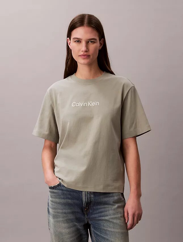 Standard-Logo-T-Shirt mit geradem Schnitt und Rundhalsausschnitt Standard-Logo-T-Shirt mit geradem Schnitt und Rundhalsausschnitt