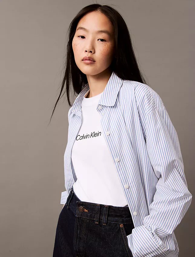 Standard-Logo-T-Shirt mit geradem Schnitt und Rundhalsausschnitt Standard-Logo-T-Shirt mit geradem Schnitt und Rundhalsausschnitt