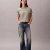 Standard-Logo-T-Shirt mit geradem Schnitt und Rundhalsausschnitt Standard-Logo-T-Shirt mit geradem Schnitt und Rundhalsausschnitt