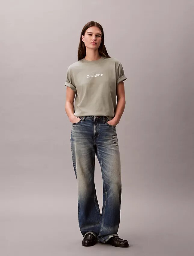 Standard-Logo-T-Shirt mit geradem Schnitt und Rundhalsausschnitt Standard-Logo-T-Shirt mit geradem Schnitt und Rundhalsausschnitt