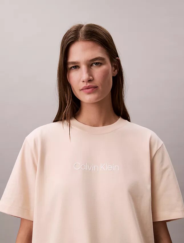 Standard-Logo-T-Shirt mit geradem Schnitt und Rundhalsausschnitt Standard-Logo-T-Shirt mit geradem Schnitt und Rundhalsausschnitt
