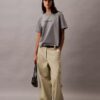 Standard-Logo-T-Shirt mit geradem Schnitt und Rundhalsausschnitt Standard-Logo-T-Shirt mit geradem Schnitt und Rundhalsausschnitt