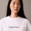 Standard-Logo-T-Shirt mit geradem Schnitt und Rundhalsausschnitt Standard-Logo-T-Shirt mit geradem Schnitt und Rundhalsausschnitt