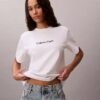 Standard-Logo-T-Shirt mit geradem Schnitt und Rundhalsausschnitt Standard-Logo-T-Shirt mit geradem Schnitt und Rundhalsausschnitt