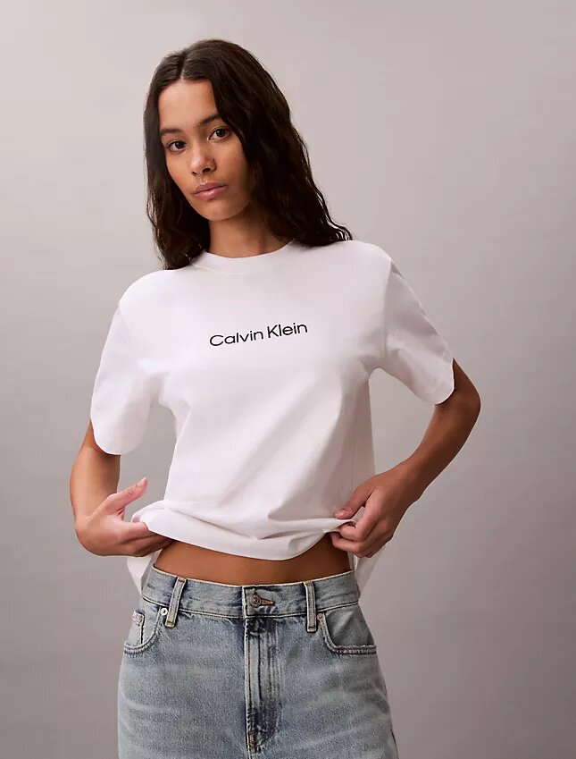Standard-Logo-T-Shirt mit geradem Schnitt und Rundhalsausschnitt Standard-Logo-T-Shirt mit geradem Schnitt und Rundhalsausschnitt