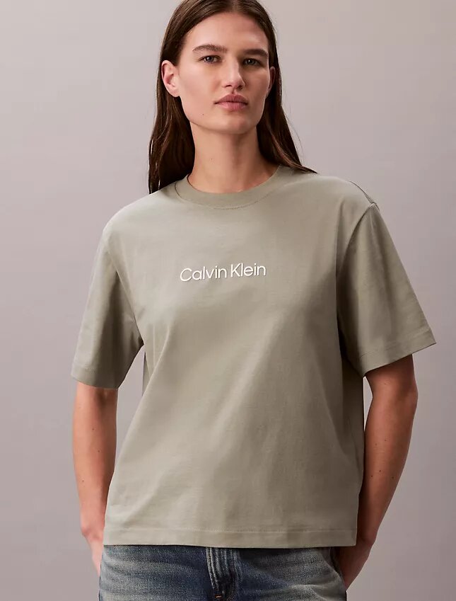 Standard-Logo-T-Shirt mit geradem Schnitt und Rundhalsausschnitt Standard-Logo-T-Shirt mit geradem Schnitt und Rundhalsausschnitt