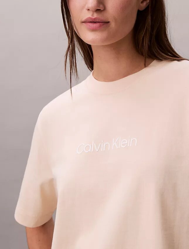Standard-Logo-T-Shirt mit geradem Schnitt und Rundhalsausschnitt Standard-Logo-T-Shirt mit geradem Schnitt und Rundhalsausschnitt