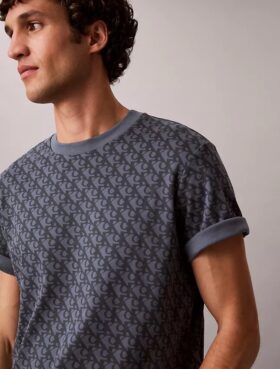 T-Shirt mit durchgehendem Monogram und lockerer Passform