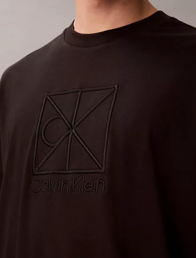 T-Shirt mit Emblem-Logo und lässigem Schnitt T-Shirt mit Emblem-Logo und lässigem Schnitt