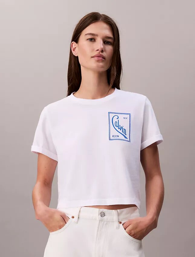 T-Shirt mit Schriftzug-Logo, kurz geschnitten und kastenförmig T-Shirt mit Schriftzug-Logo, kurz geschnitten und kastenförmig