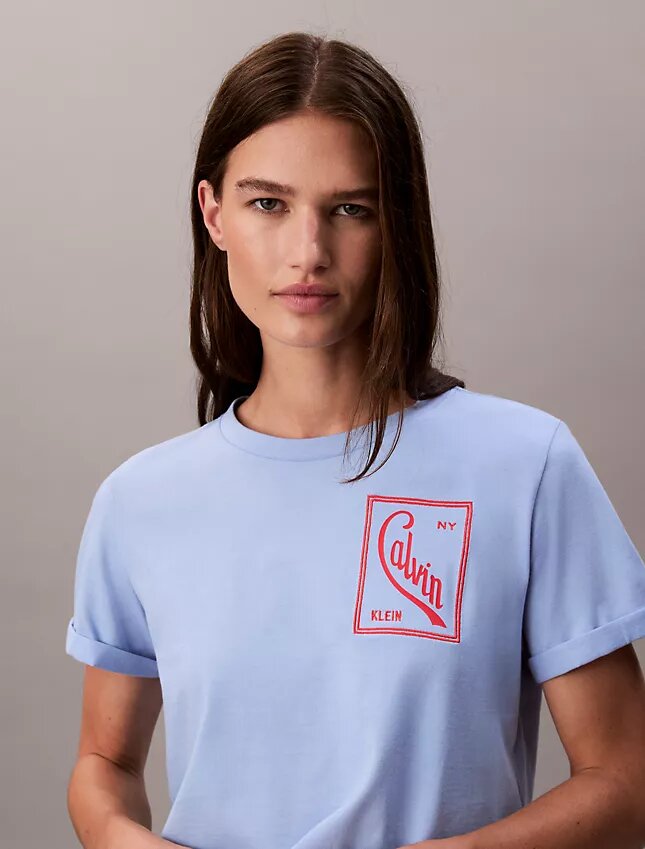 T-Shirt mit Schriftzug-Logo, kurz geschnitten und kastenförmig T-Shirt mit Schriftzug-Logo, kurz geschnitten und kastenförmig