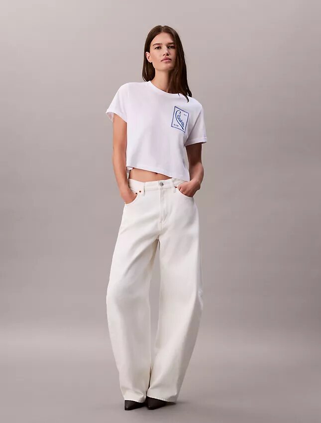 T-Shirt mit Schriftzug-Logo, kurz geschnitten und kastenförmig T-Shirt mit Schriftzug-Logo, kurz geschnitten und kastenförmig