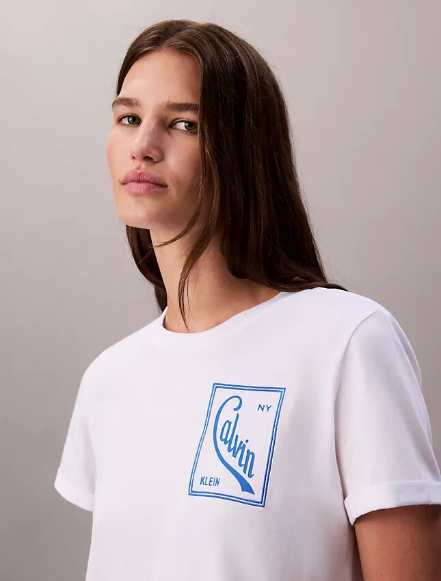 T-Shirt mit Schriftzug-Logo, kurz geschnitten und kastenförmig T-Shirt mit Schriftzug-Logo, kurz geschnitten und kastenförmig