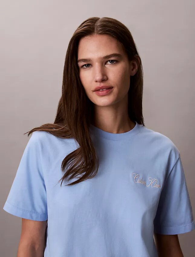 T-Shirt mit Schriftzug von Calvin Klein in Schreibschrift T-Shirt mit Schriftzug von Calvin Klein in Schreibschrift
