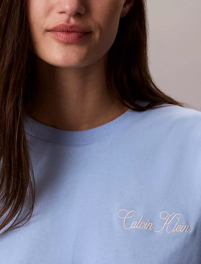 T-Shirt mit Schriftzug von Calvin Klein in Schreibschrift T-Shirt mit Schriftzug von Calvin Klein in Schreibschrift