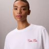 T-Shirt mit Schriftzug von Calvin Klein in Schreibschrift T-Shirt mit Schriftzug von Calvin Klein in Schreibschrift