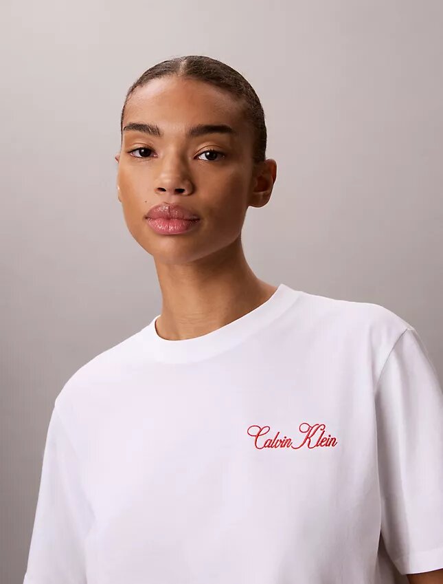 T-Shirt mit Schriftzug von Calvin Klein in Schreibschrift T-Shirt mit Schriftzug von Calvin Klein in Schreibschrift