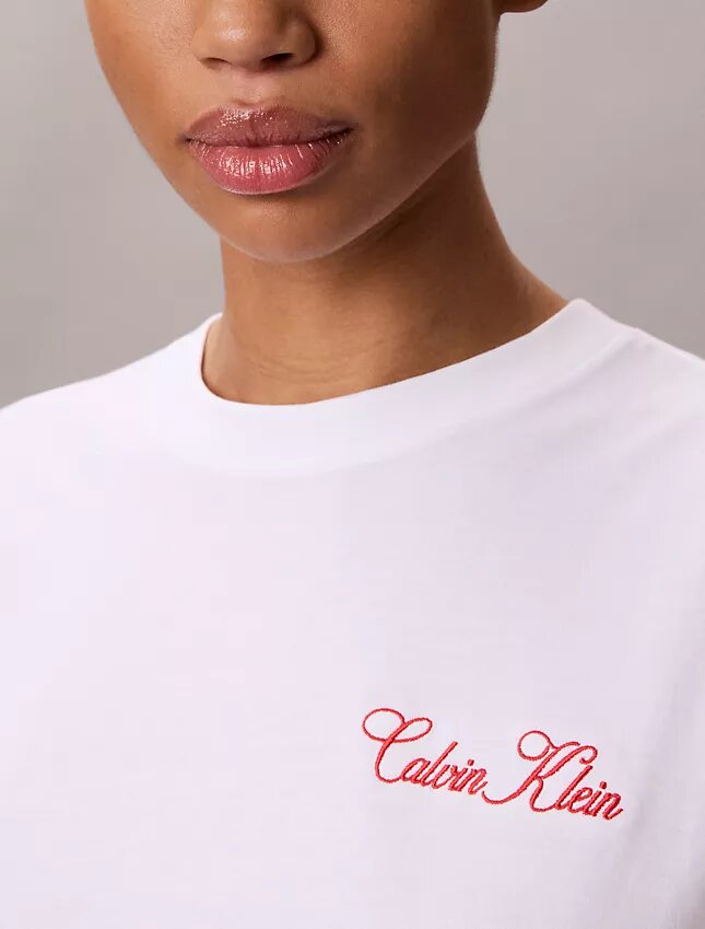 T-Shirt mit Schriftzug von Calvin Klein in Schreibschrift T-Shirt mit Schriftzug von Calvin Klein in Schreibschrift