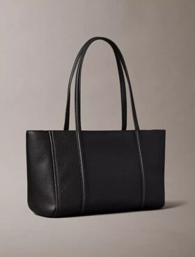 Tote-Tasche mit Emblem-Logo und Metallbeschlägen