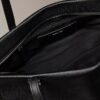 Tote-Tasche mit Emblem-Logo und Metallbeschlägen Tote-Tasche mit Emblem-Logo und Metallbeschlägen